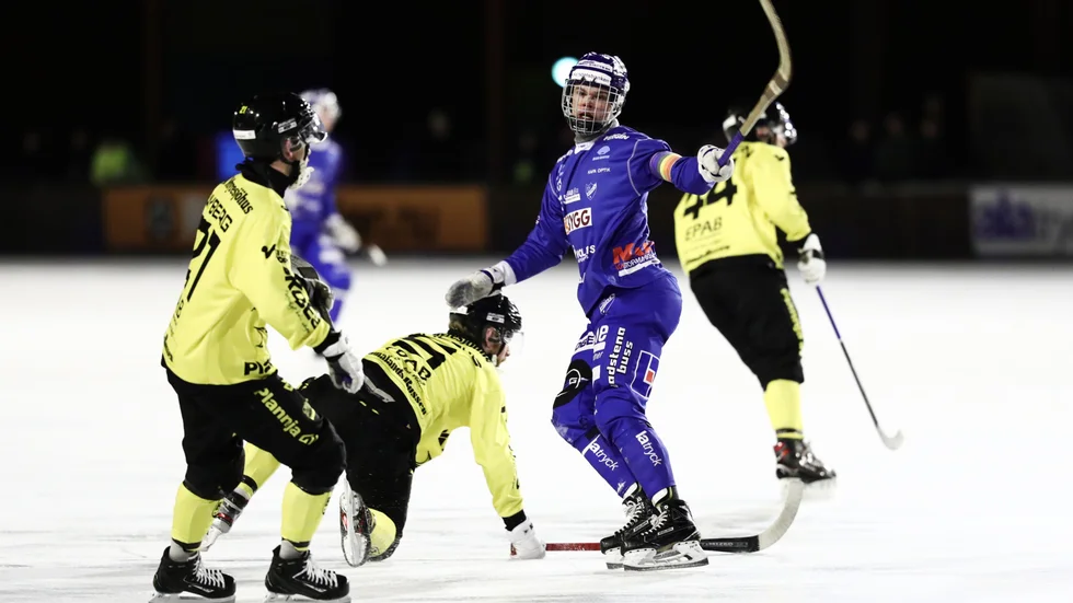 IFK-kaptenen Erik Litzén slår ut med armarna efter att ha stoppats av Vetlandaförsvaret. Det blev ett bittert slut på säsongen för IFK.
