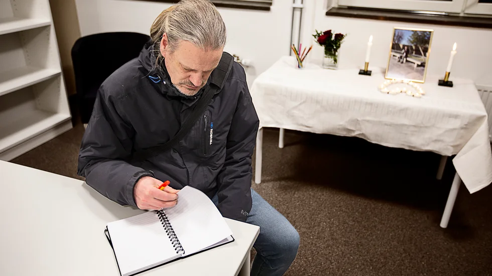 Mauritz Blomqvist är lärare i fysik och matematik på Katedralskolan. Han beskriver Zeinolabedin Saadat som en ”alltigenom god person”.