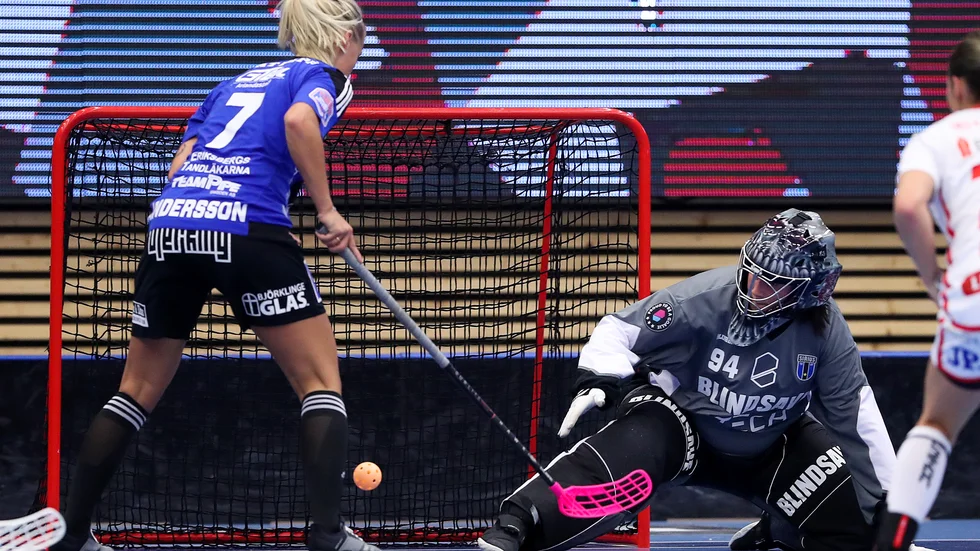 Backen Matilda Andersson och målvakten Jennifer Gräll har inte kunnat träna under veckan på grund av sjukdom.