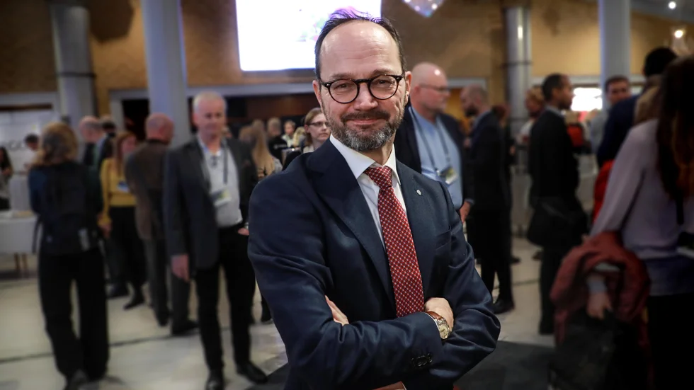 "Vi har ett kaxigt mål, att bli världens första fossilfria välfärdsnation", sa infrastrukturminister Tomas Eneroth (S) i sitt inledningstal.
