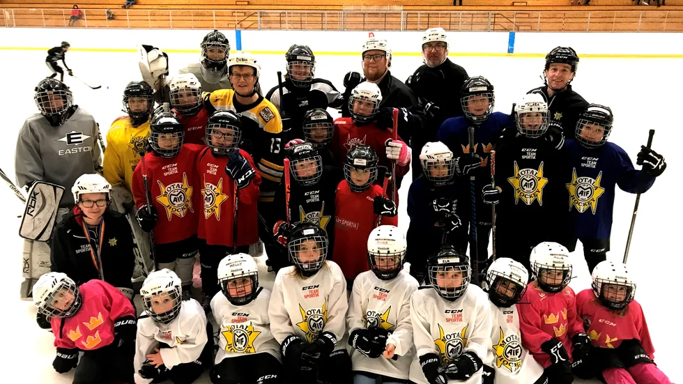 Tjejhockeyn växer i Motala. Ett 30-tal spelare, födda från 2001 till 2015, har i vinter tränat hos Motala AIF i den speciella tjejgruppen på fredagar. Ryktet sprider sig om att hockey är roligt.
