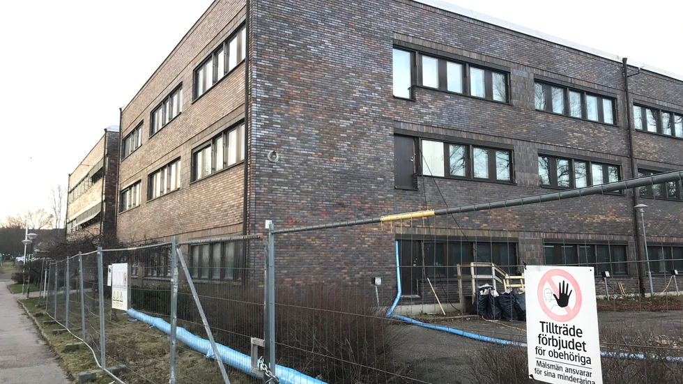 Kommunen köpte fastigheten 2011. Nu upprustas byggnaden för 100 miljoner kronor. I lokalerna ska det bland annat finnas arbetsplatser för 400 personer.