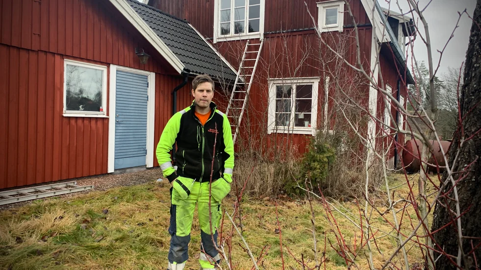 Tjuvarna bröt sig in i Joakim Karlsson villa utanför Tystberga mitt på ljusa dagen. Hade inte hans inneboende varit hemma och skrämt iväg dem undrar han hur mycket de hade fått med sig. 
