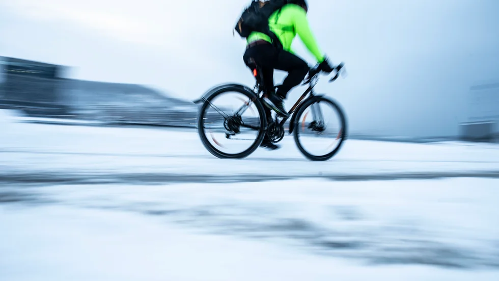 Insändarskribenten tycker att alla friska människor borde kunna cykla.