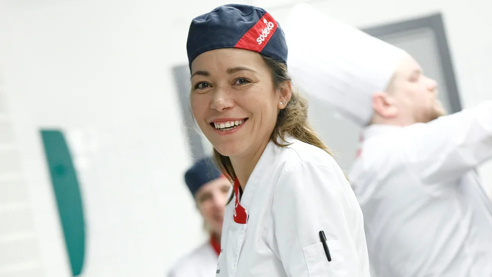 Nyköpingsbon Alisha Mynders har älskat att laga mat sedan barnsben. Nu ska hon tillsammans med några lagkamrater tävla i en internationell matlagstävling i Stuttgart på måndag.