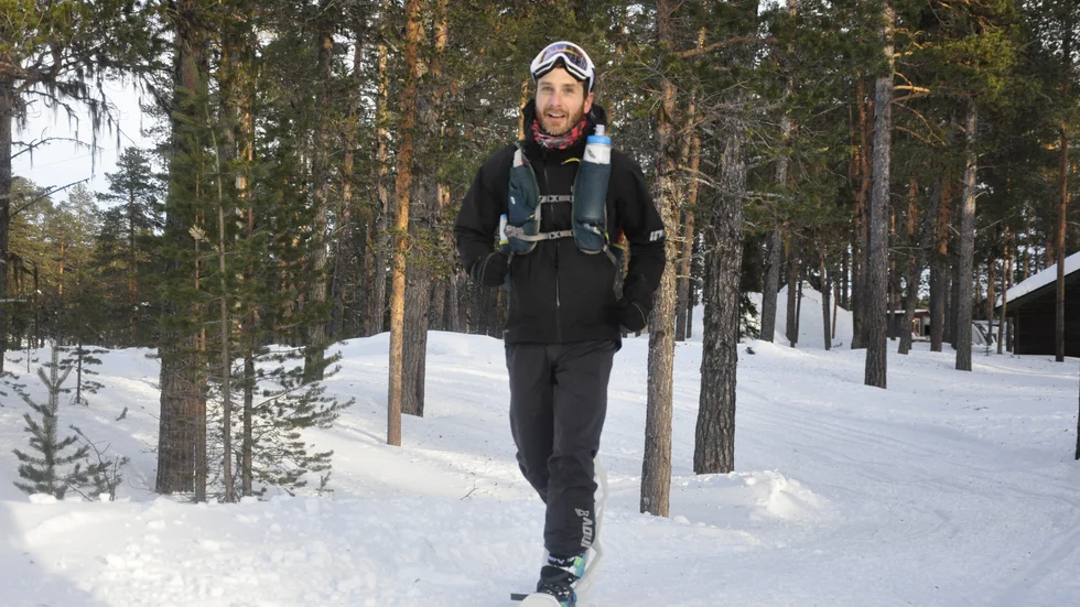 Engelsmannen Simon Dicks kommer genom skogen in mot målet för etapp två av Ice Ultra Marathon.