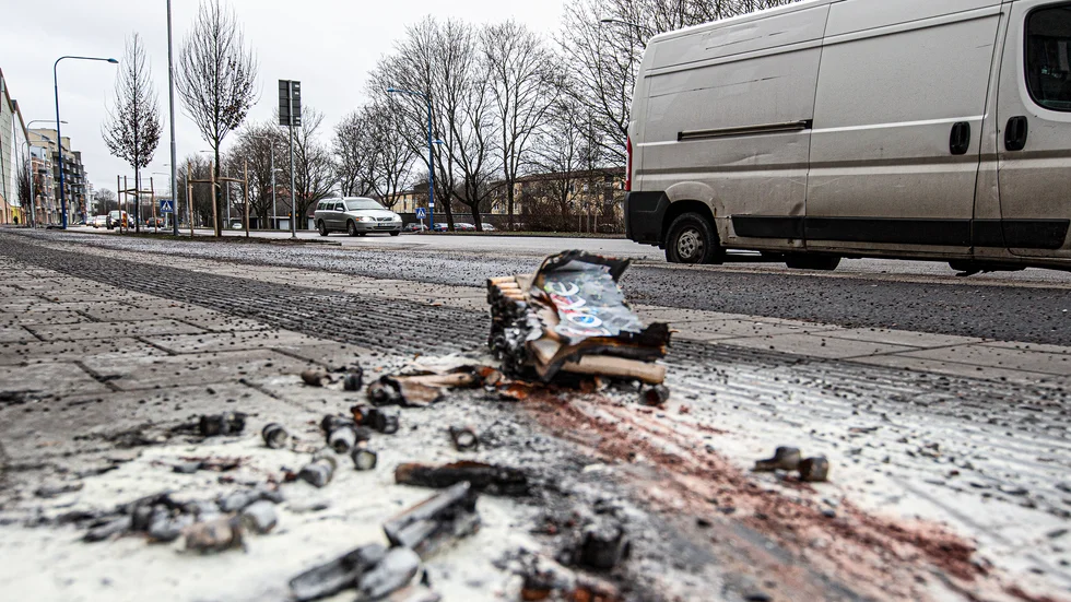 Längs Råbyleden ligger rester av de så kallade fyrverkeritårtor som avfyrades mot bilar och människor under söndags- och måndagskvällen.
