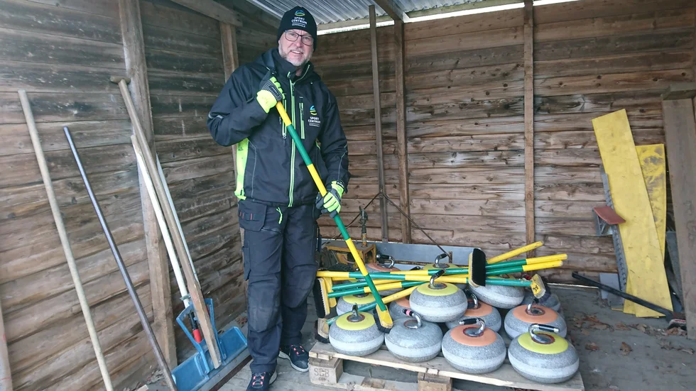 Backavallens vaktmästare Thomas Larsson visar förrådet där curlingstenarna förvaras.