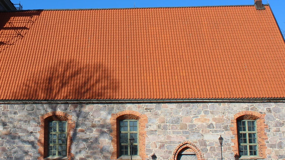 Även alla kyrkportar samt alla fönster i långhuset är i dåligt skick och kommer nu att få nya ytskikt.