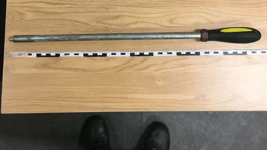 Den 33-årige mannen åkte omkring med ett järnrör och en kniv. Bilden är hämtad ur förundersökningen, 