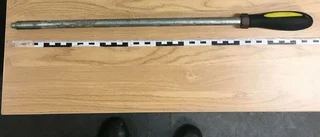 Körde omkring med järnrör i bilen 
