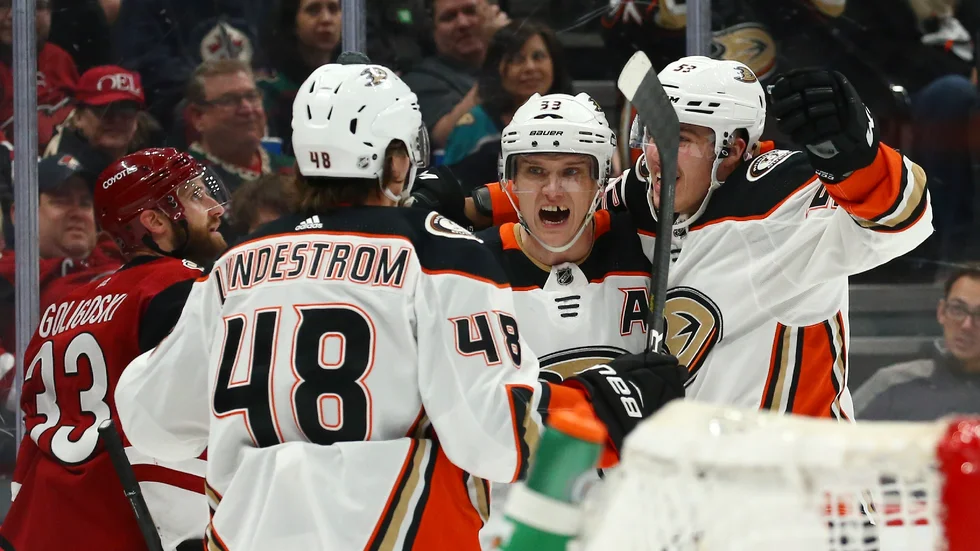 Isac Lundeström och Jakob Silfverberg jublar efter kvitteringen.