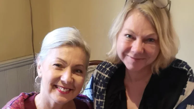 Bea Gullmark och Katja Jahn följer upp succén med sin kvalitetsloppis för märkeskläder i Vaksalaskolan.