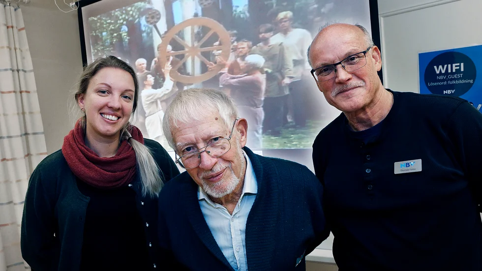 Verksamhetsutvecklarna på NBV, Viktoria Berglund och Thomas Forss flankerar författaren Boa Axelsson. 