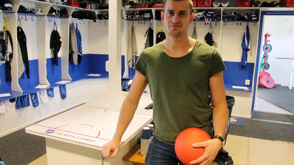 Uppvärmningsbollen är inte ny, men väl den liggande whiteboarden där IFK Motalas lag i omklädningsrummet kan lägga upp taktiken. Tävlingssäsongen är redan i gång för Elias Gillgren och IFK som i veckan spelar World cup.