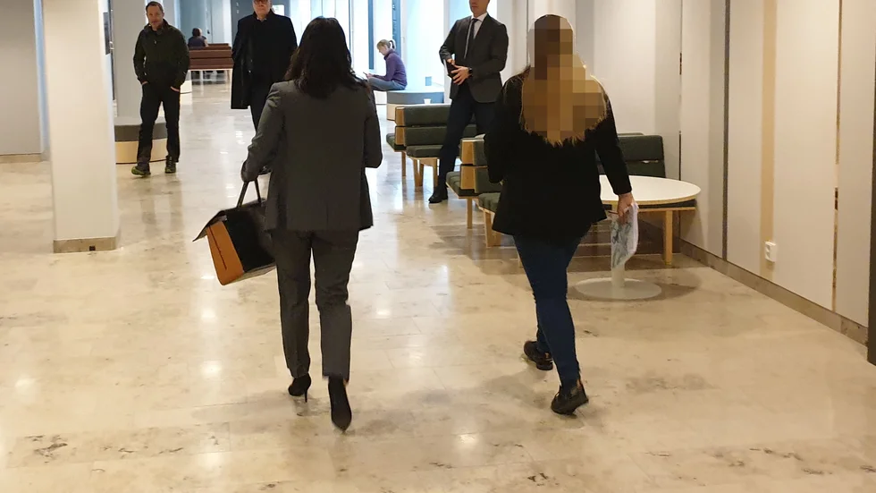 Den misstänkta kvinnan (till höger) lämnar rättssalen tillsammans med sin försvarare, advokat Carolina Nilsson.