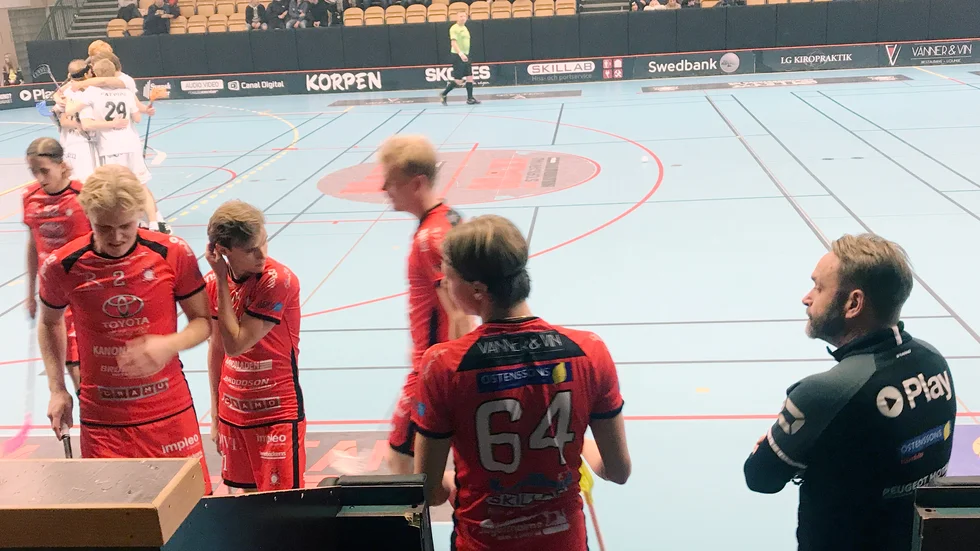 Mattias Rydén, längst till höger, har smugit med i innebandyn igen och hittat tillbaka till det han gillar. Förutom att coacha division 3-laget är han bollplank till tränaren Emil Stille i Solfjäderns lag i ettan. Här i matchen mot Linköping FBC där Motalalaget vände.