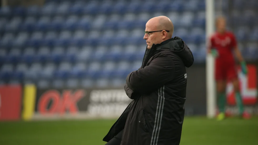 Stellan Carlsson slår tillbaka mot kritiken efter Champions League-uttåget. Nu blickar han fram emot damallsvenska mötet med Kristianstad.