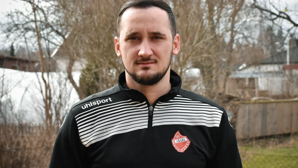Lojals tränare Viktor Gimolli är en stor fotbollsälskare. I dessa tider har han just fotbollsabstinens. 