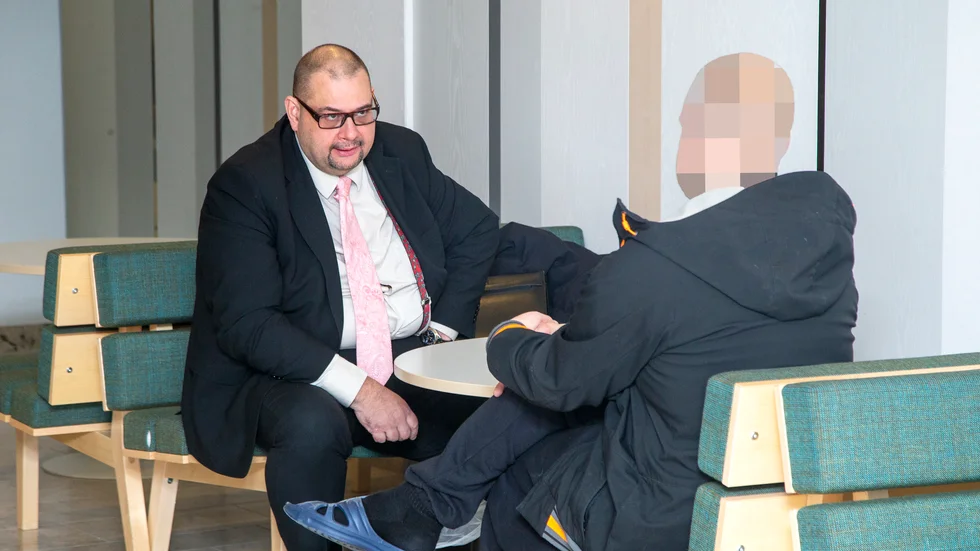Försvararen Marko Tuhkanen samtalade med sin klient efter häktningsförhandlingen.