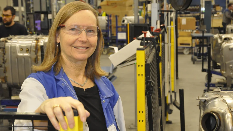 Den nytillsatte vd:n Marie Wiström i fabrikens produktionslinje. 