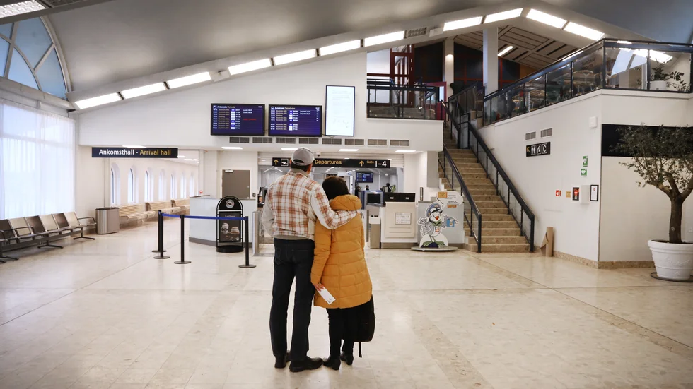 Konstigt och lite skrämmande. Det tyckte Vera Silverberg om att det fanns så lite passagerare på Visby flygplats i går, när hon mot löfte om hämtning vid ankomsten, flög till sin son i Göteborg.