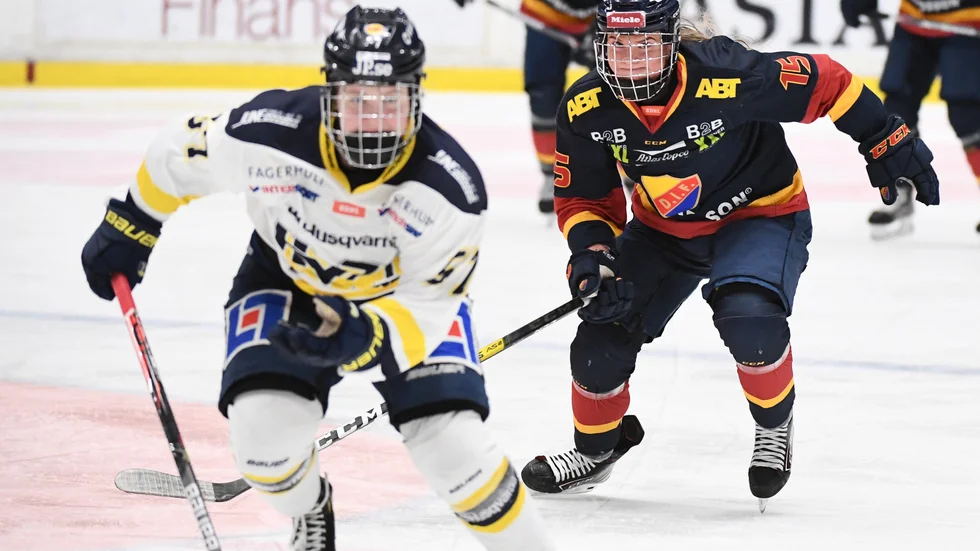 Lova Blom och hennes Djurgården var ett par skär efter mot HV71 i SM-semifinalen. Stortalangen noterades denna säsong för 34 SDHL-matcher (varav fem i slutspelet) och elva poäng, varav fyra mål.