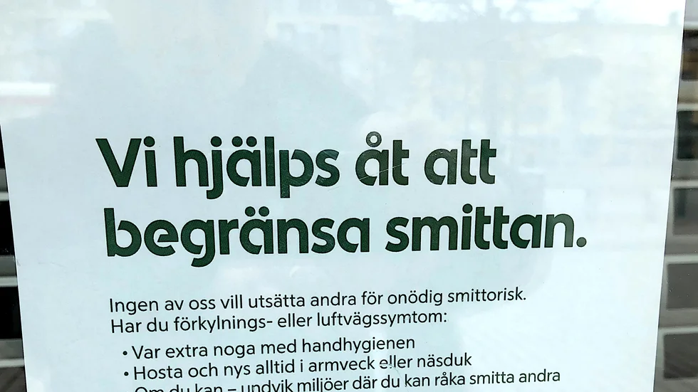 Skyltar som påminner om att minska smittspridningen finns på åtskilliga platser, som här på ett av de lokala apoteken.