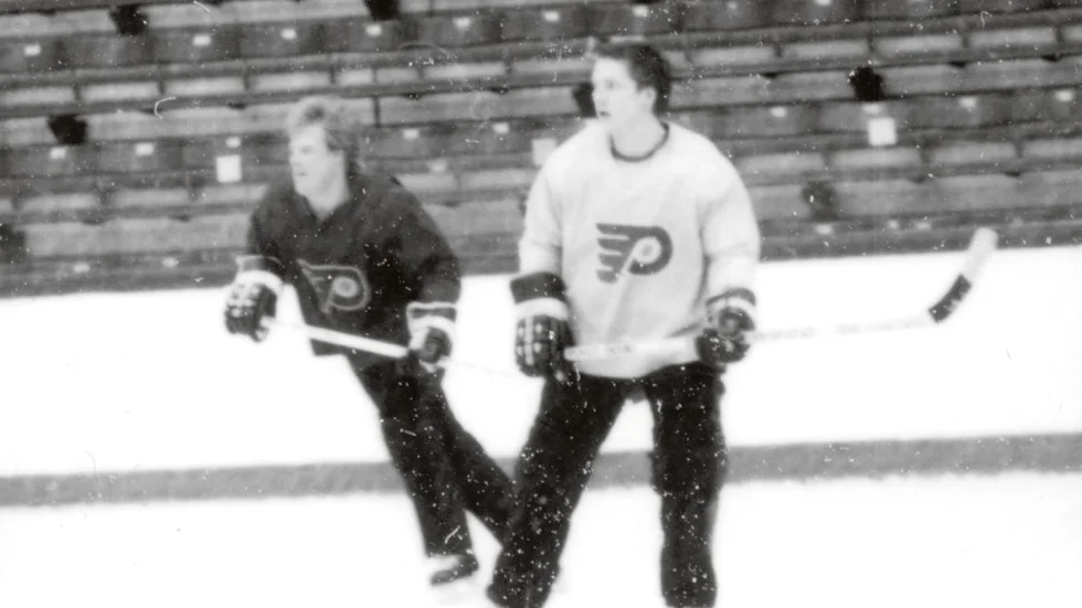 Pelle Lindbergh i Filadelphia Flyers träningströja. Målvakterna var ofta utespelare under träningarna för att bli bättre skridskoåkare.