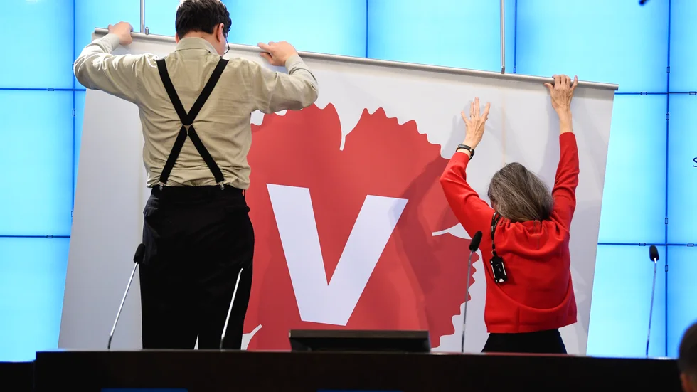 Vänsterpartiet hotar med att väcka misstroende mot nya arbetsmarknadsministern Eva Nordmark (S). 