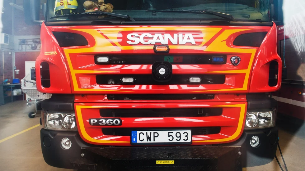 En soptunna och en personbil fattade eld.