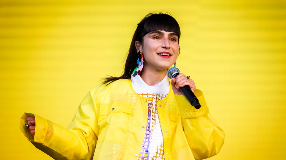 Lalehs texter och musik utgör stommen i "Så mycket onödigt man bär på" - en musikmässa med arrangemang för körer och solist av Inga-Lill Sjönneby.