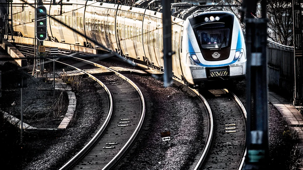 Vad är det som säger att en ny station i Alsike är villkorad av hur spåren dras,  skriver Lars Sundin.