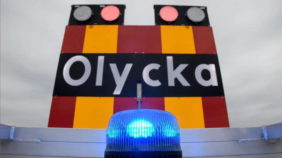 En bilist har kört i diket på riksväg 56 norr om Äs under söndagseftermiddagen.