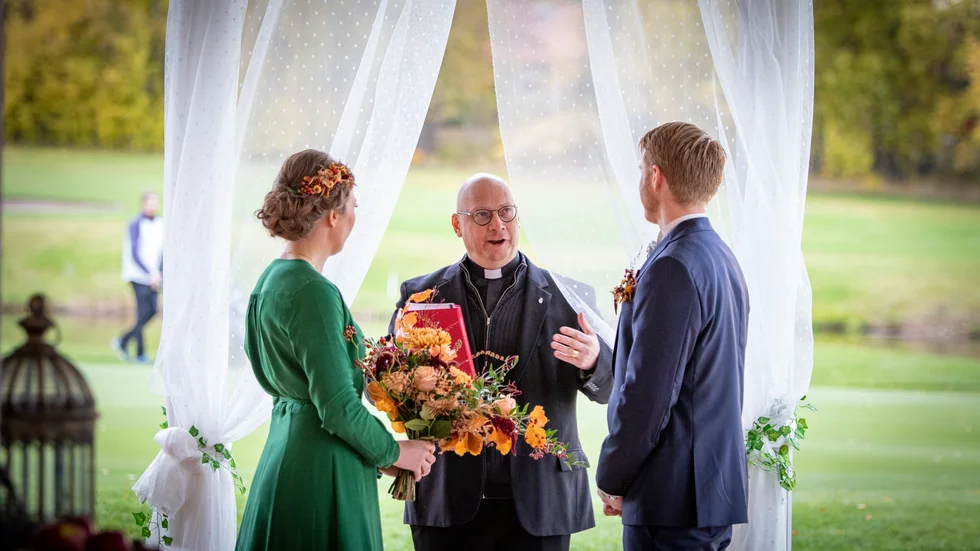 Vad brudparet kanske inte vet är att utomhusrotundan där de vigdes av komminister Mikael Arnkvist, är själva locket till den igenfyllda gödselbrunnen..