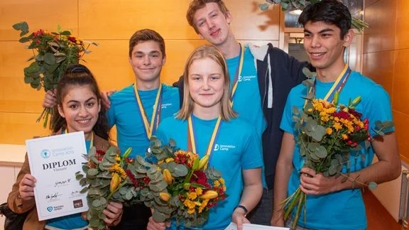 Lucas Kedeborn, Kristin Younan, Johanna Lehnberg, Benjamin Axelsson och Mohammad Yasin prisades för sin idé.
