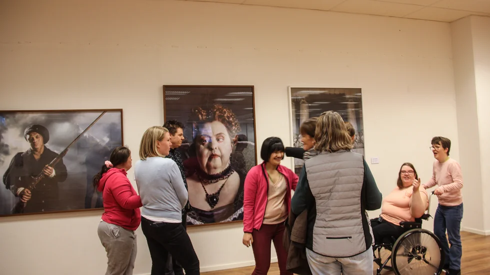 Det var en välbesökt invigning av den utställning från Fotografiska som fått bästa tänkbara placering i den tomma lokalen mitt i Enköping.