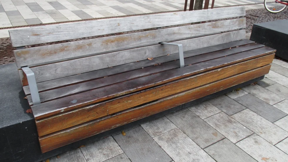 Insändarskribenten tycker att träsofforna på Fristadstorget har dålig kvalité och tycker att det är märkligt att kommunen fortsätter köpa in dem.