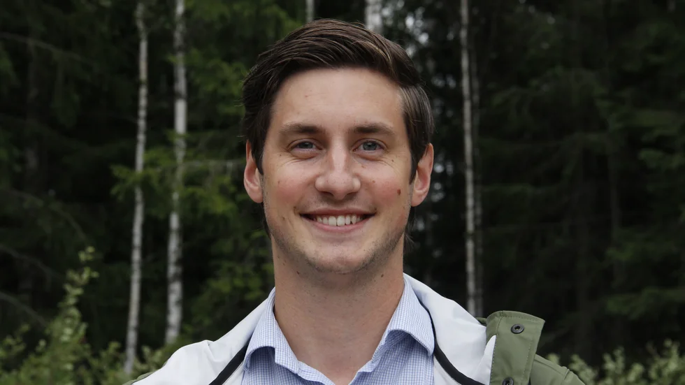 Pontus Lamberg (KD) är kritisk till att utbildningsnämnden tar bort ersättningen för busskort för barn som gjort ett fritt skolval. Nämnden säger att de måste fokusera på kärnverksamheten.