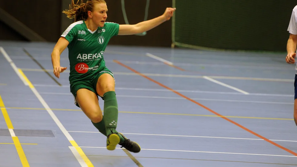 Hanna Lundmark i en stilstudie. IK Tun tog hem vinsten mot topplaget Vetlanda United.