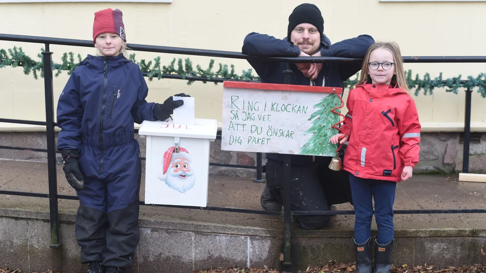 Jerker Dahl och döttrarna Matilda och Tova har fixat en brevlåda vid Rådhuset i Vimmerby där man kan lämna sin önskelista till tomten.