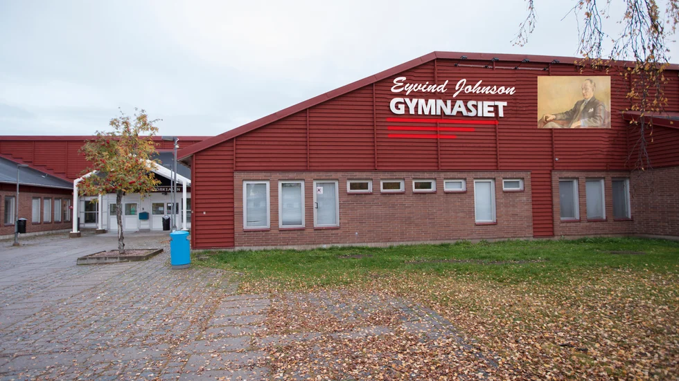 Björknäsgymnasiet förblir Björknäsgymnasiet och inte Eyvind Johnsson gymnasiet. Inriktningen till namnbytet godkände fullmäktige för ett halvår sedan. Måndagens beslut innebär att det beslutet rivs upp och ingen namnändring är aktuell längre.