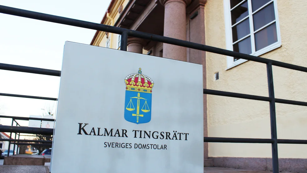 Mannen håller nu på att ta svenskt körkort, uppger han i domen.