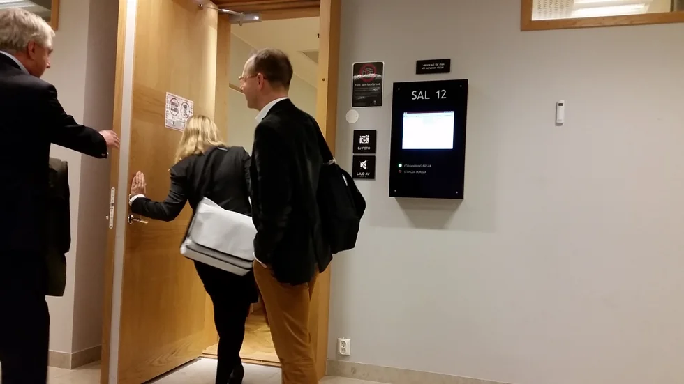 Åklagare Kenneth Brattström, till höger, med flera kliver in i rättsalen i Uppsala tingsrätt.