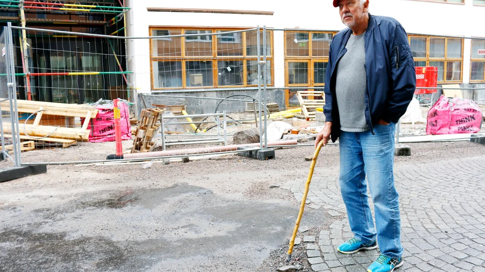 "Det tar bara fem minuter med lastbil att fylla igen hålen, så jag förstår inte varför det inte görs", säger Lennart Jansson, som bor på Drottninggatan.