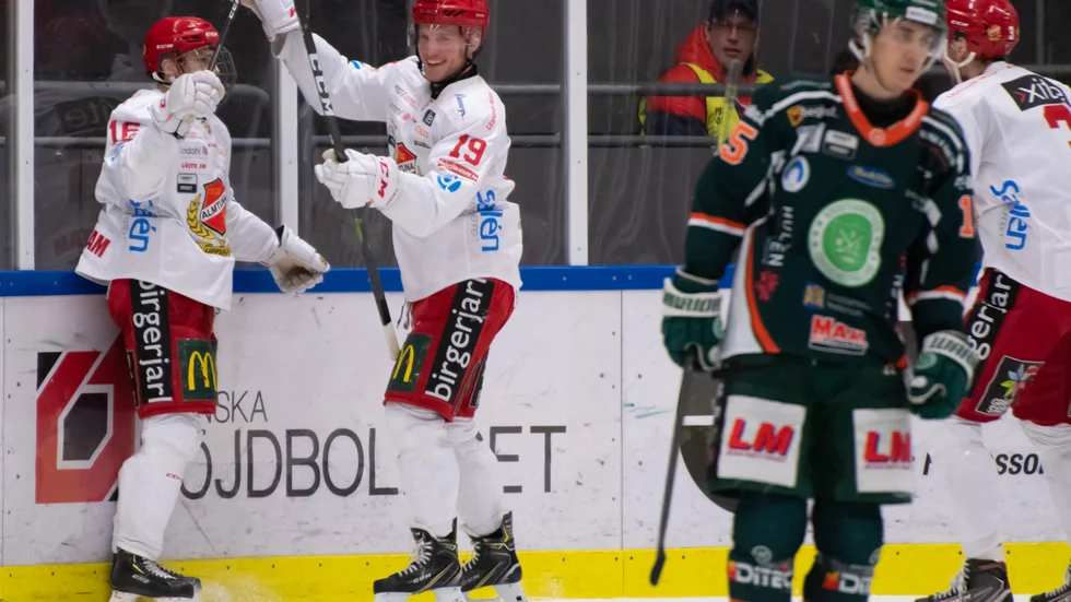 Villiam Haag (nr 19) jublar tillsammans med Hampus Harlestam efter ett av Almtunas mål i den tredje perioden när man vände 1-0-underläge till ledning med 2-1 på 29 sekunder.