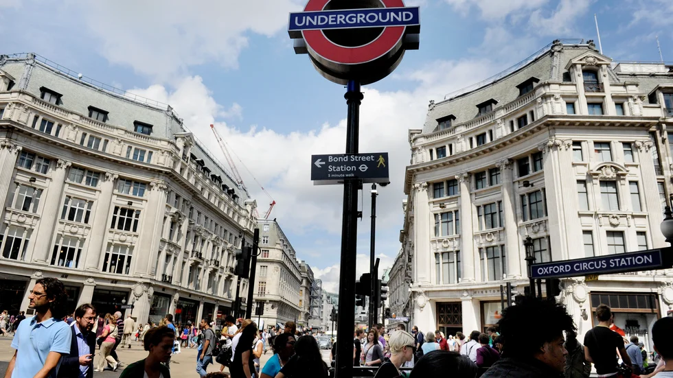 Tre unga män hittades dödade i Seven Kings, Ilford, östra London, under söndagskvällen.