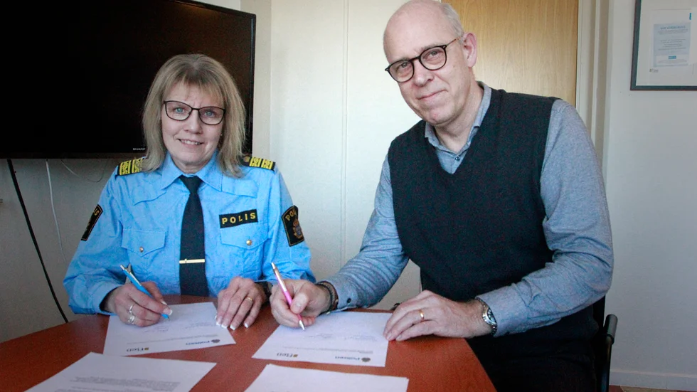 Medborgarlöftet för 2020 undertecknades på måndagen av lokalpolisområdeschef Liselotte Jergard, Flens kommunchef Håkan Bergsten.