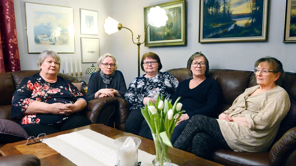 De rasar över att dyrare bemanningsföretag lejs in samtidigt som kommunen ska spara miljoner. Fr.v. Pensionerade sköterskorna Anne-Maj Wennberg, Sally Öhlin. Helena Persson och Marja Nilsson.
