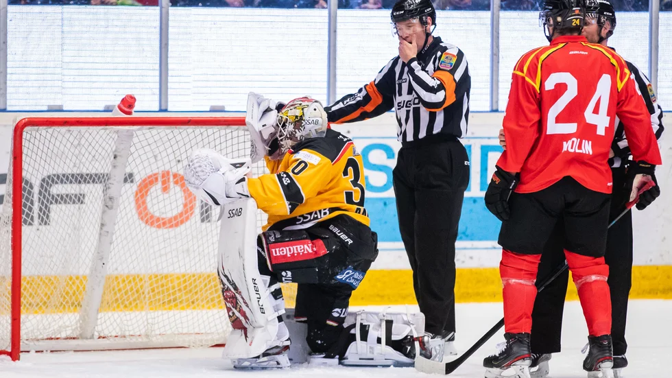 Brynäs Emil Molin blev utvisad 13.16 in i den första perioden för interference på David Rautio som senare fick avbryta matchen.